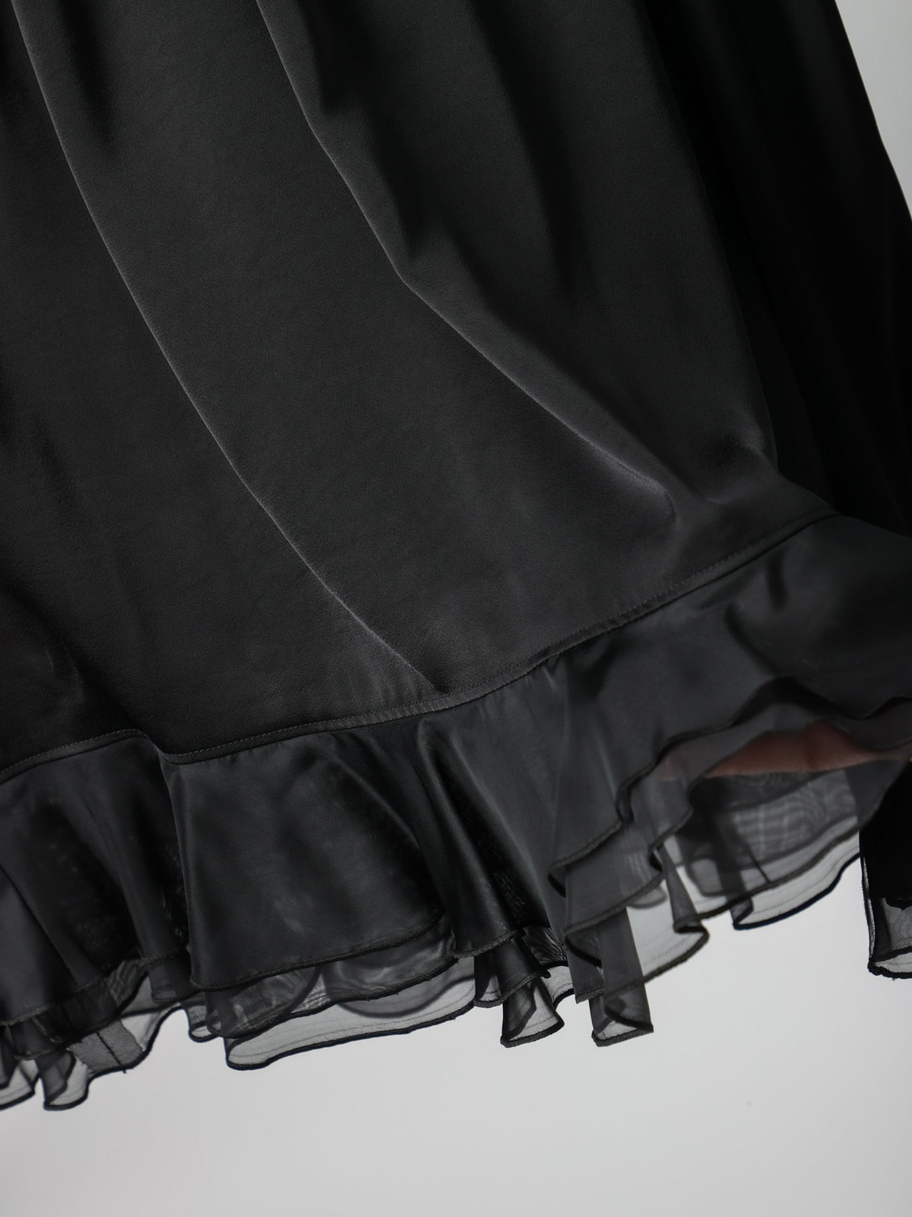 BEATRICE(サテン＆裾シアーブラウス）