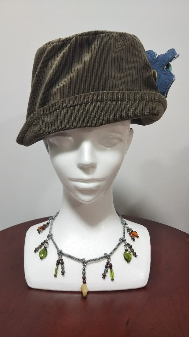 グレージュのコーデュロイのクロッシェ ハンドメイド