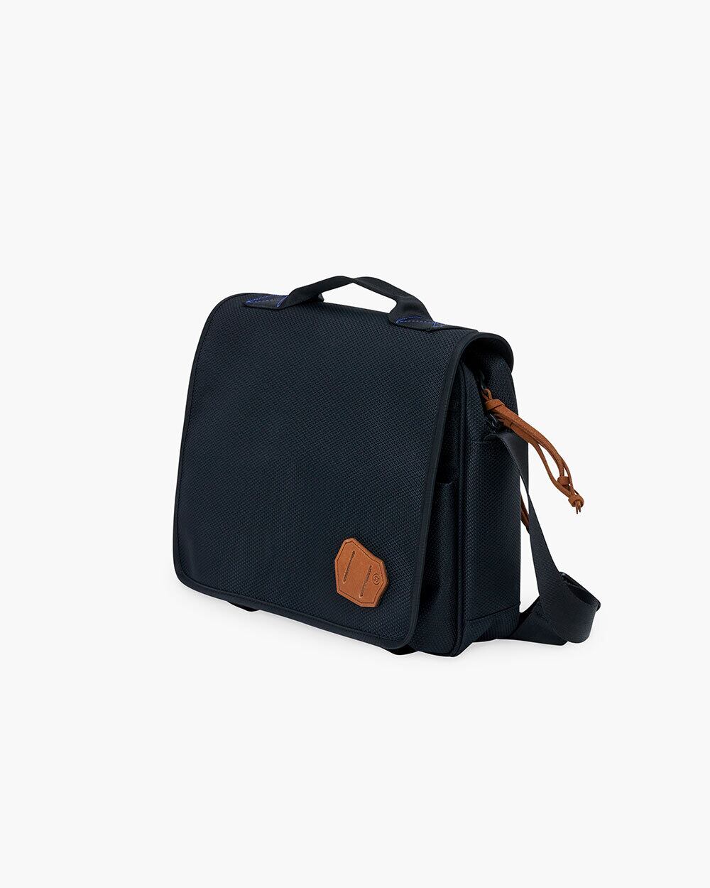 アーダーエラー　韓国発ブランド　ADERerror 新品　牛革　バッグ　黒 ADERERROR] Plug crossbody bag Noir 正規品 韓国ブランド 韓国