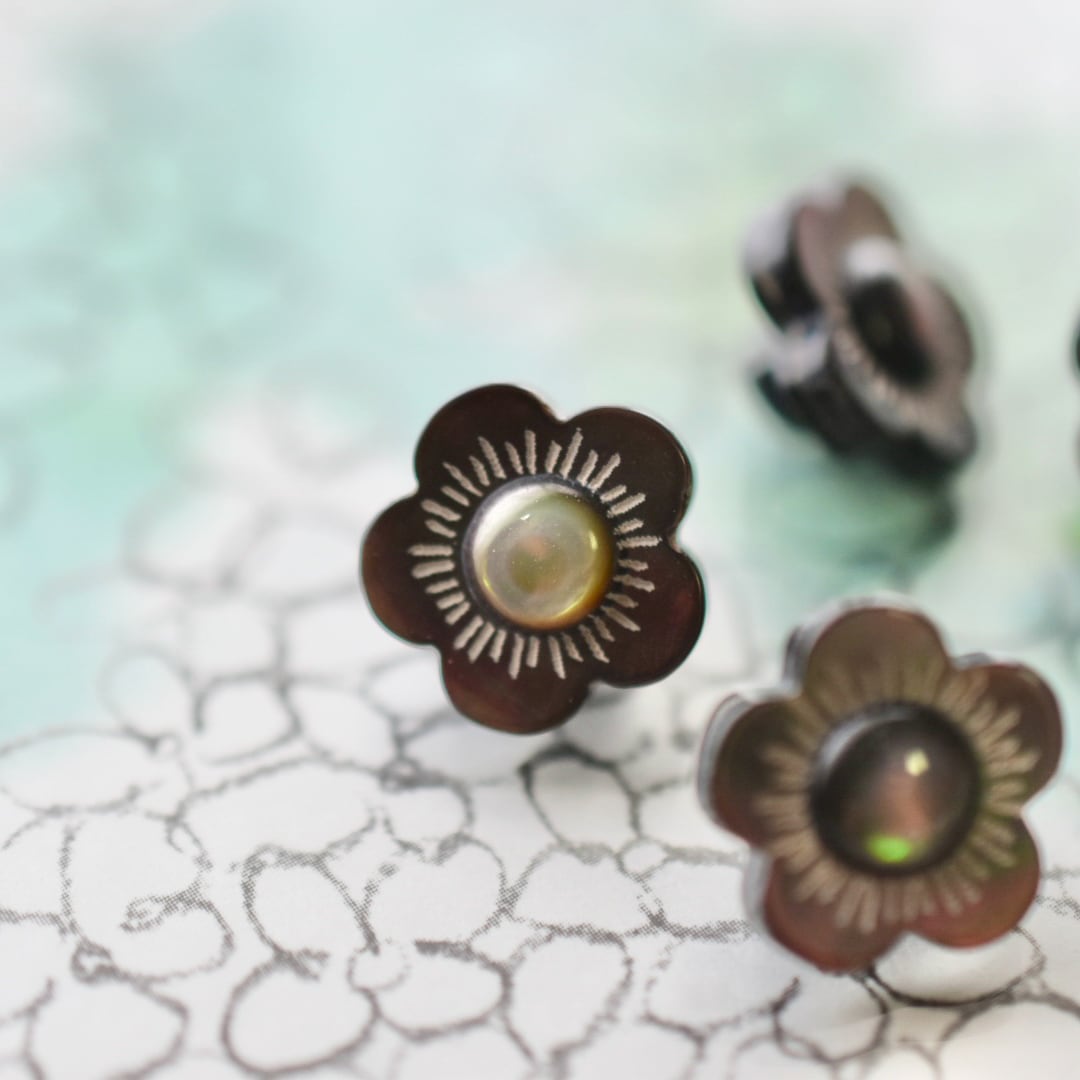 パールブラックフラワー 11㎜