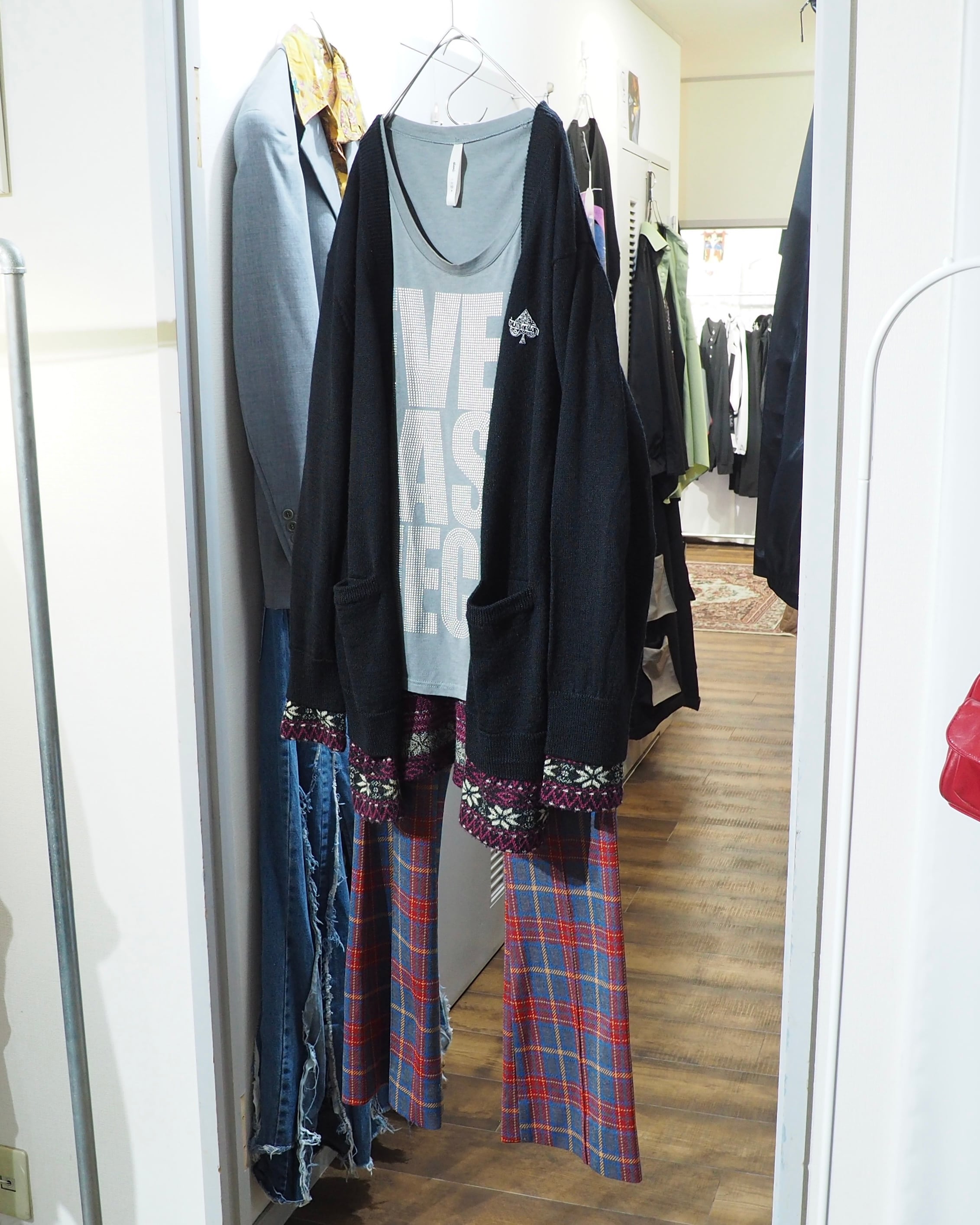 ” glamb - EVEN EASY PIECES ” Dot Font printed Long sleeve Tee