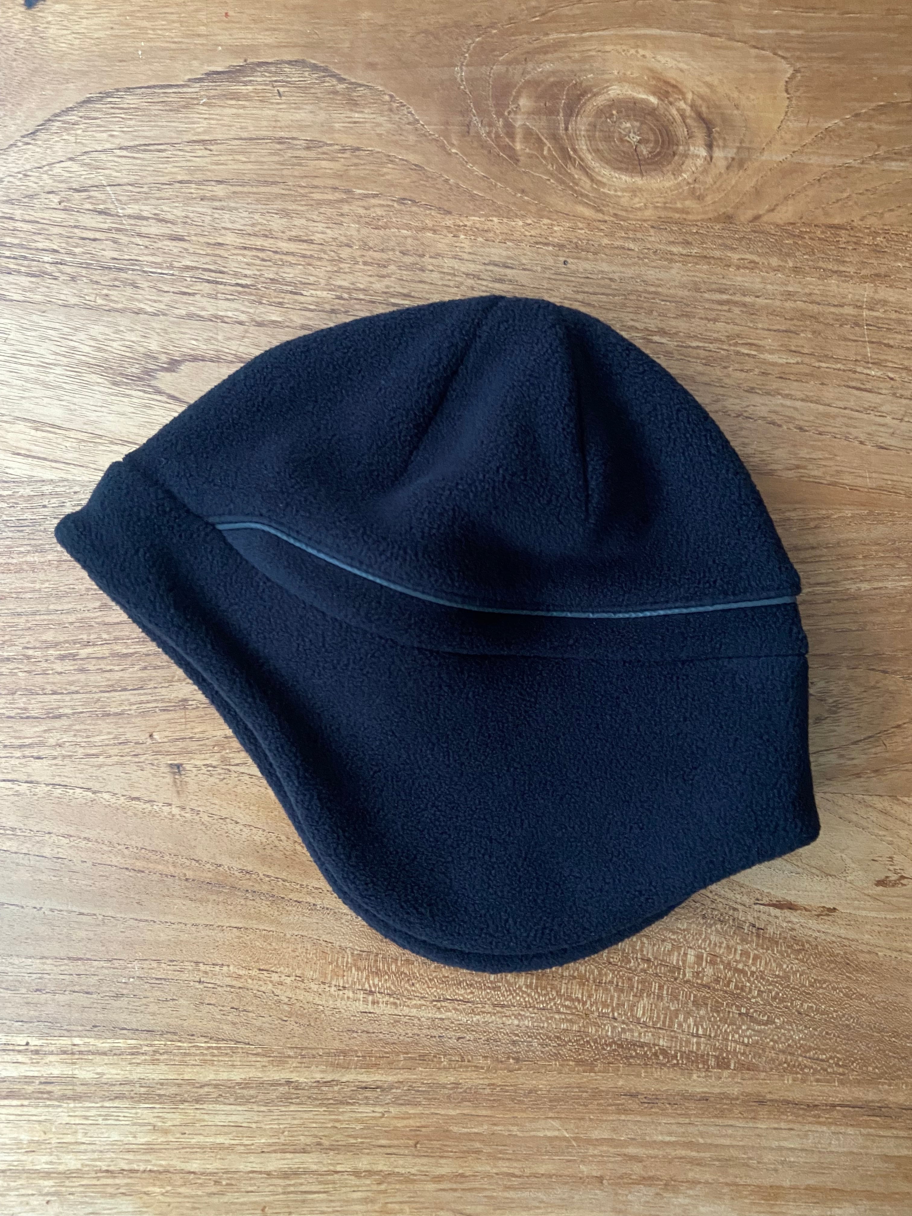 COMFORTABLE REASON / FLEESE EAR FLAP / BLACK | DEXIM