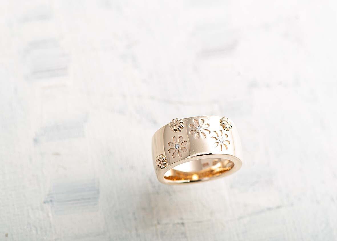 041 4℃ 菊が舞うボリュームリング