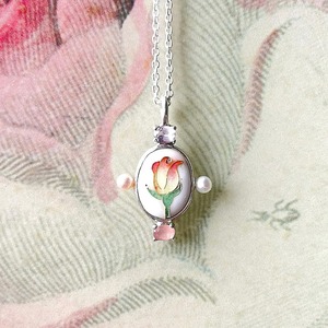 バラのペンダント