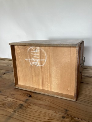 ヴィンテージの３杯の小引出し