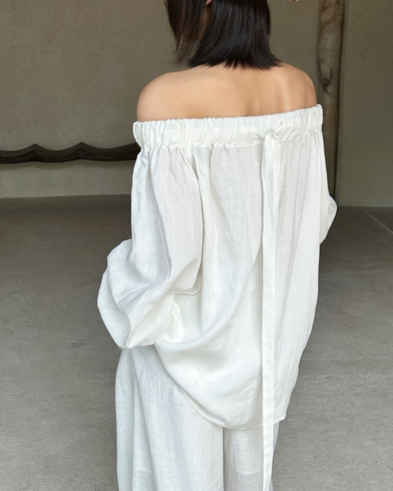 墨彩フラワー リネンブレンドオフショルダーブラウス