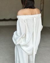 墨彩フラワー リネンブレンドオフショルダーブラウス