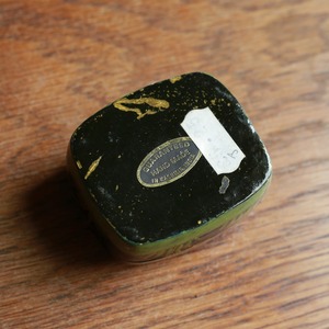 お花畑でのんびり休むユニコーンのペーパーマッシュ