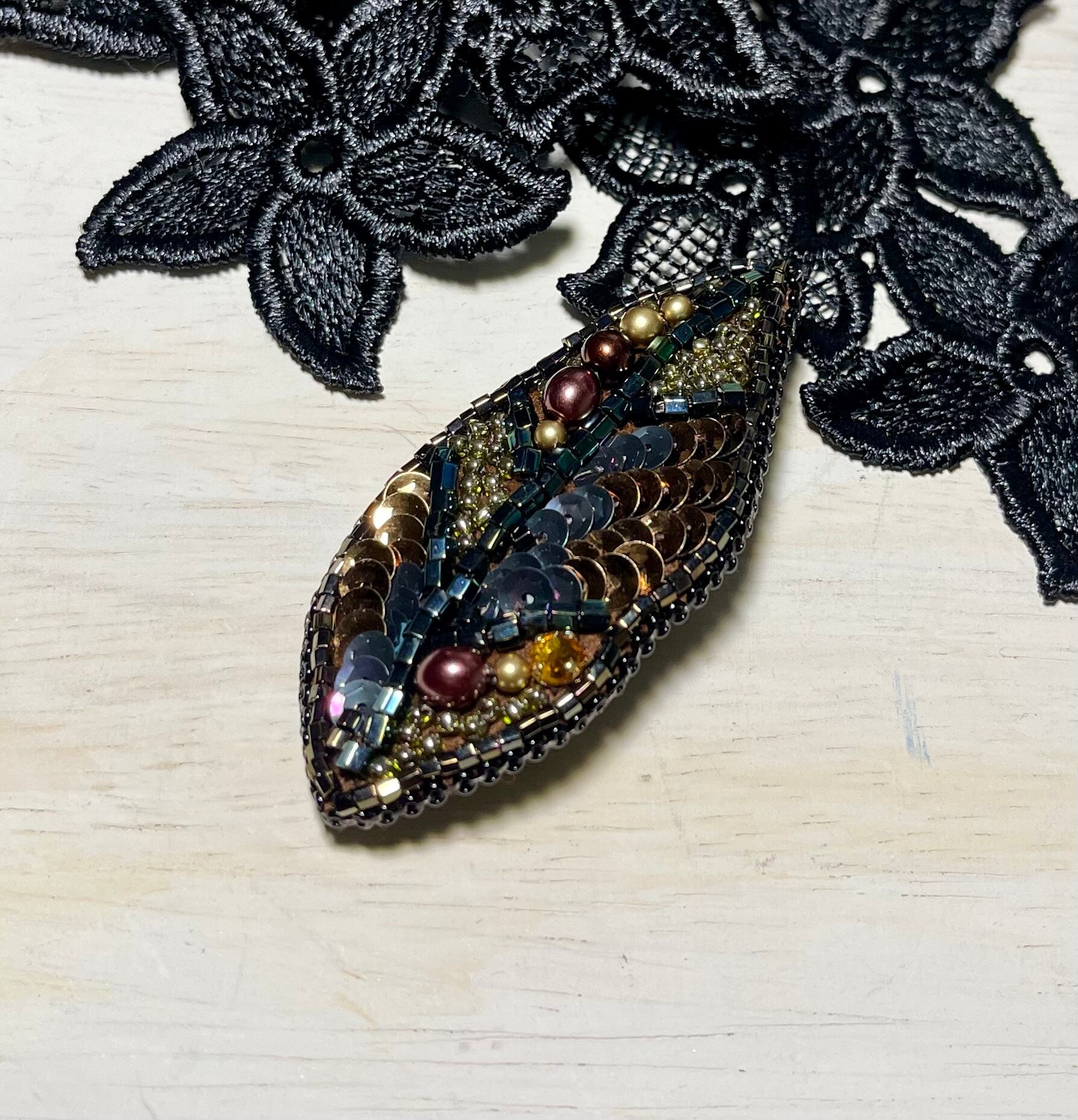 ビーズデコ刺繍をはじめよう」〜ヴィーノ〜/デザイン米永 真由美 ビーズデコ刺繍をはじめよう」〜ヴィーノ〜/デザイン米永 真由美