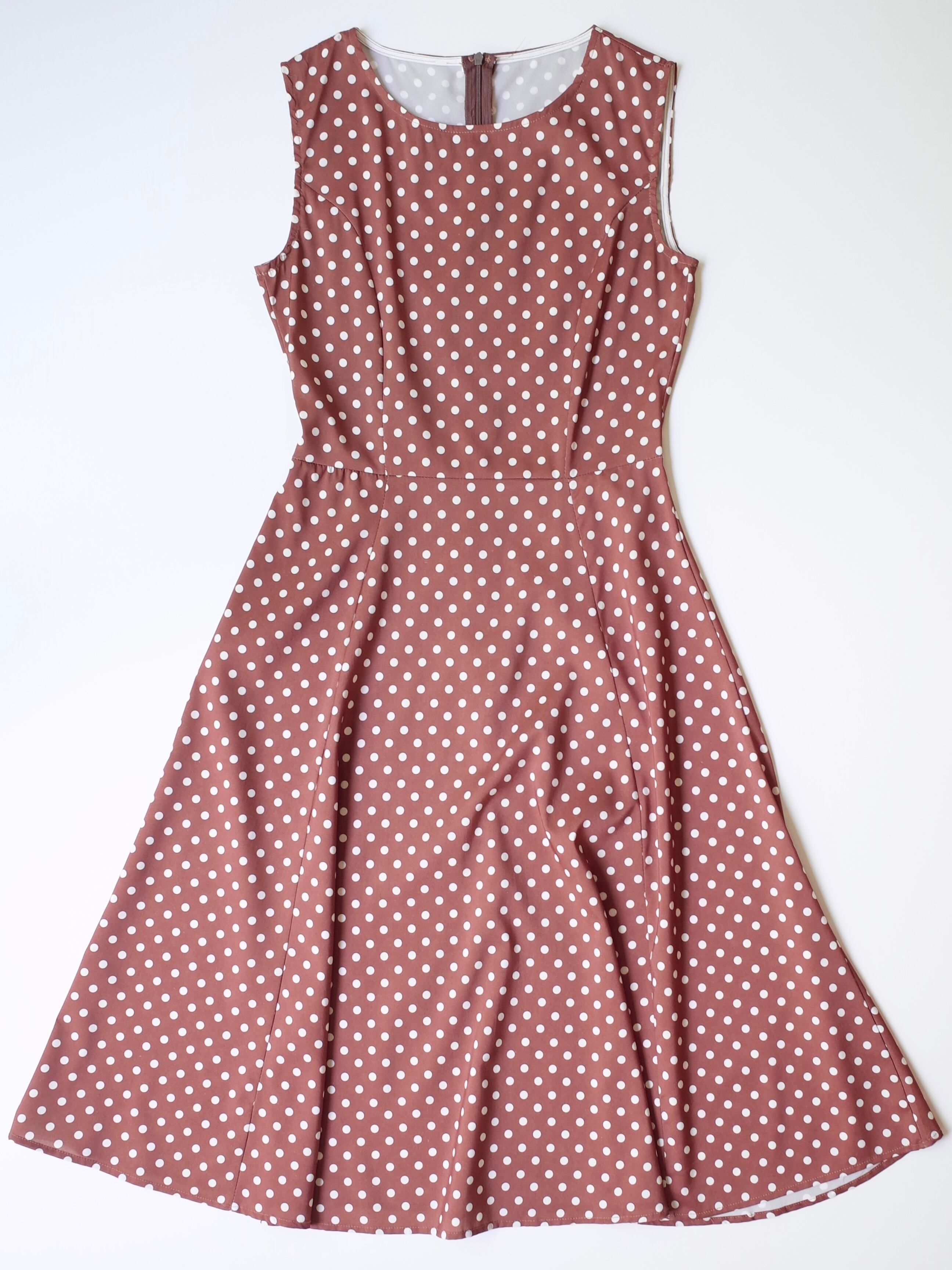 Dot pattern sleeve less dress