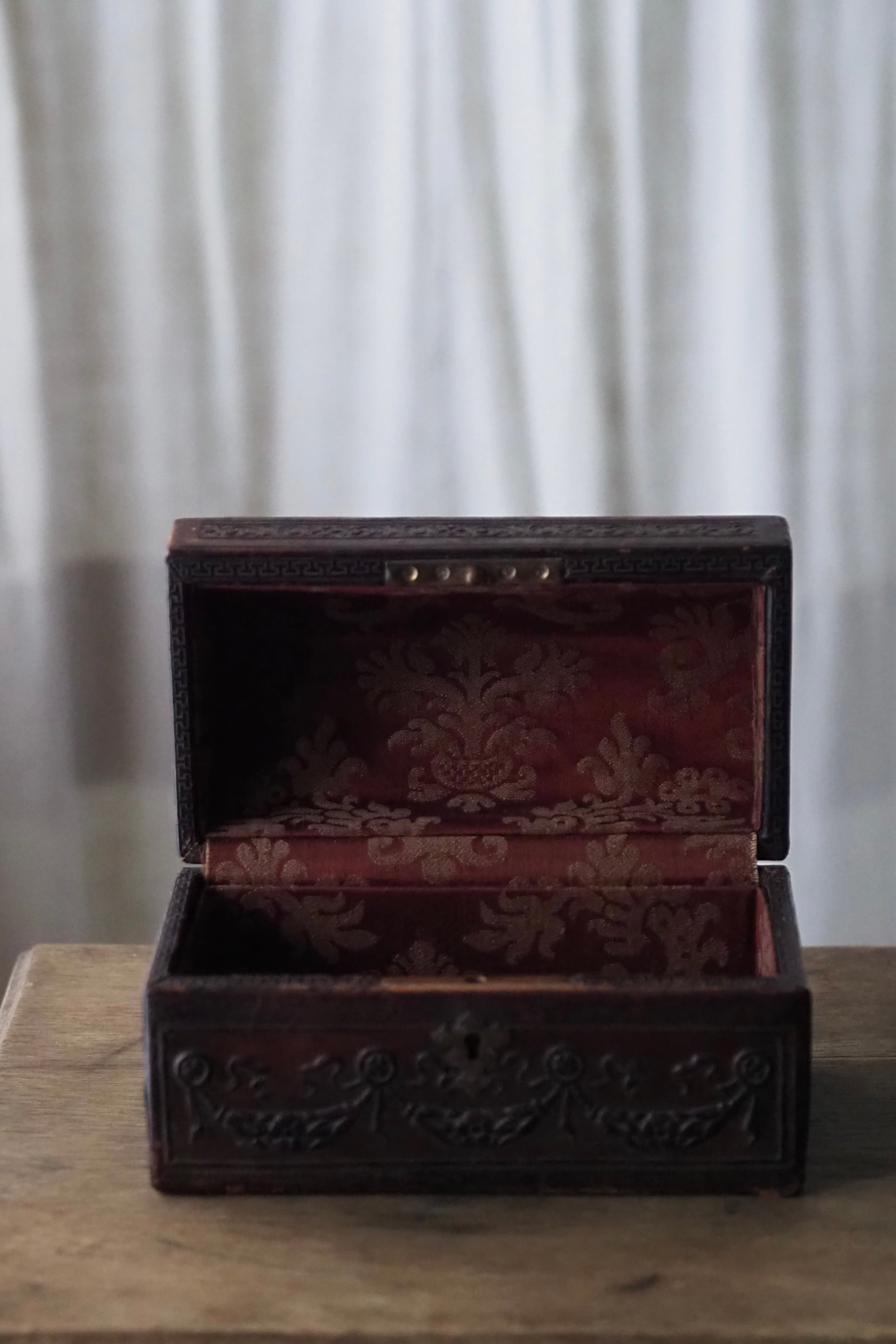 天使と花綱 革の小箱-antique leather box | アンティーク