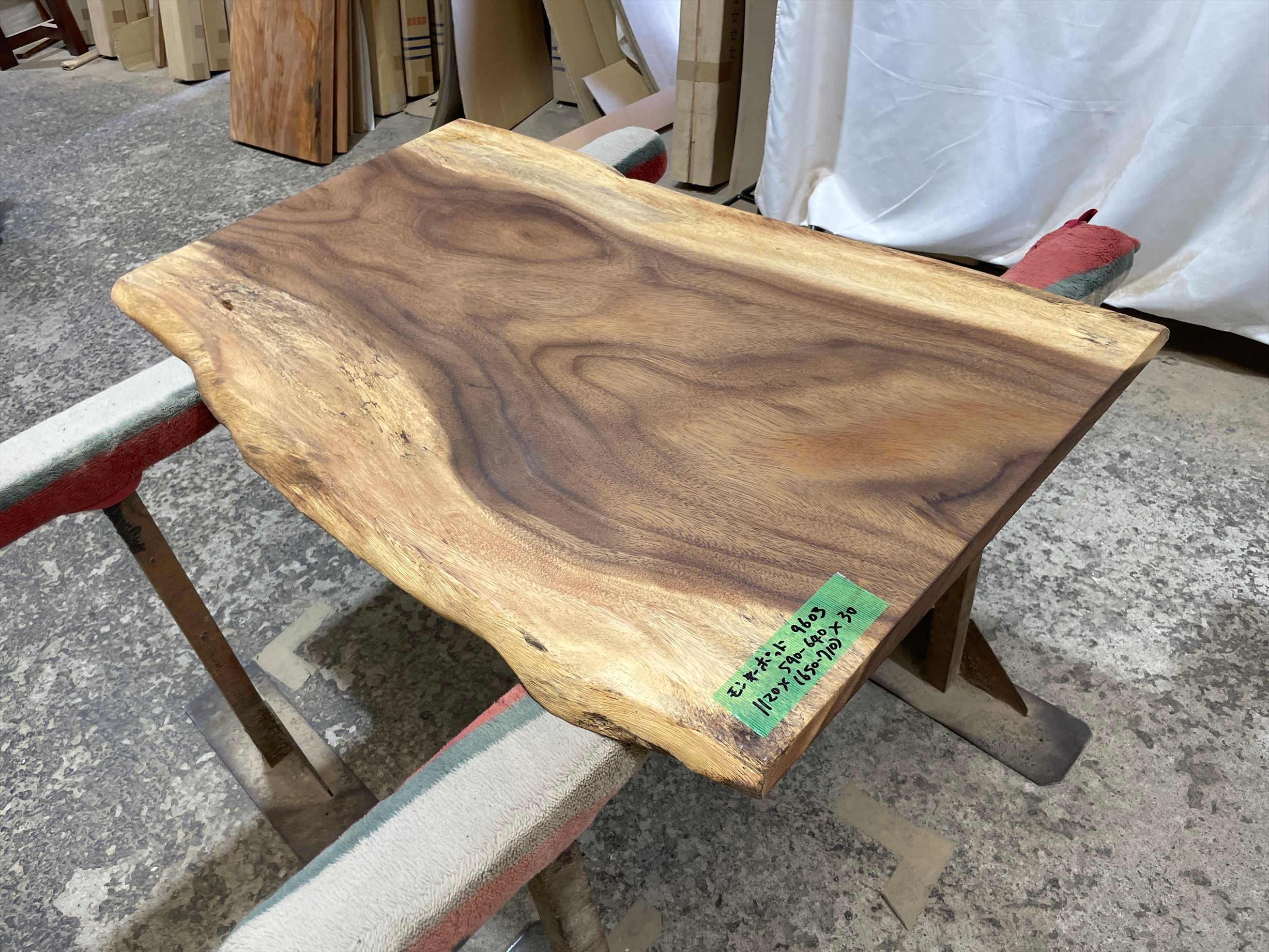 無垢一枚板（鹿児島杉）／天板／研磨＋ニス塗り済／軽量約４kg／テーブル／DIY 杉/スギ 1300x660x45mm 天然木ダイニングテーブル・パソコンデスク天板