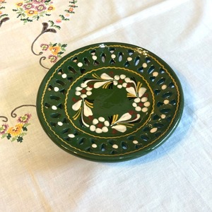 緑の透かしデザインの飾り皿