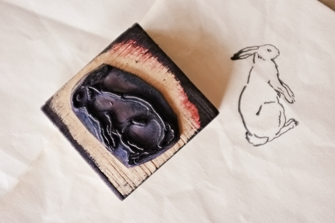 フランス 6c 幸せうさぎさんとメランコリーな木製スタンプ ヴィンテージ