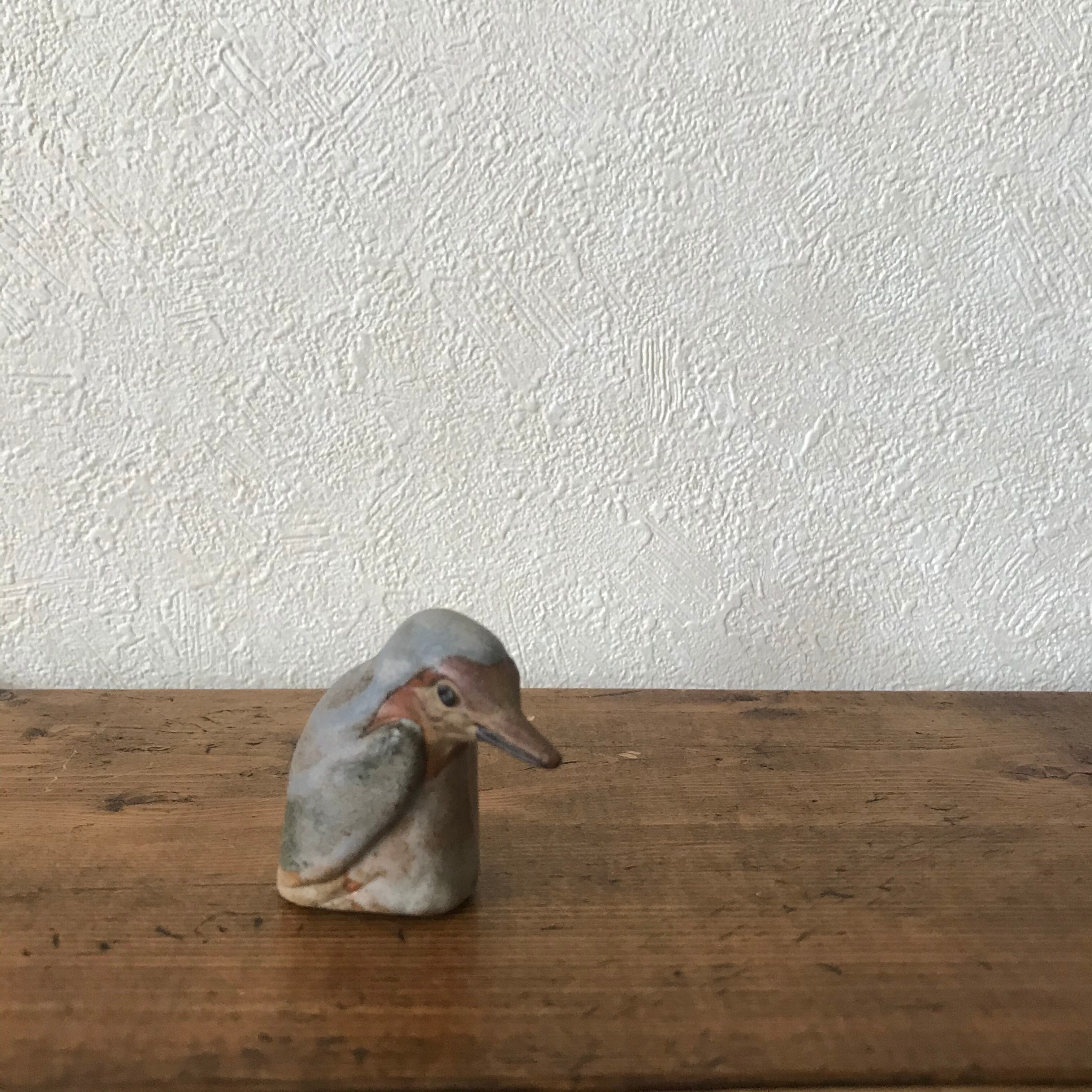 睨みをきかせた鳥