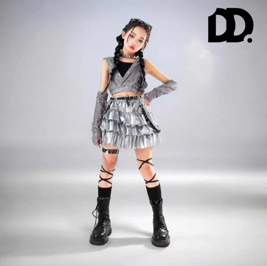 kpop×ストリート ラメグリッター セットアップ (フリルスカート× グレーラメ フードトップス) │キッズダンス衣装 スカート フードトップス キャミソール 黒 シルバー グレー