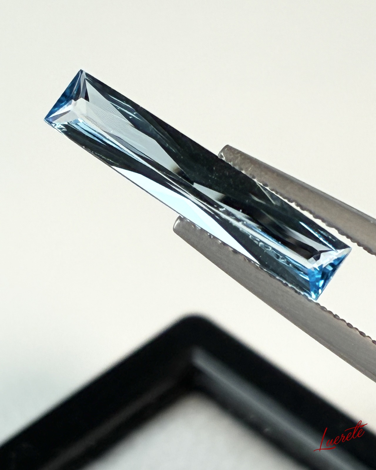 Natural Blue Topaz 2.4ct Baguette Cut Loose Gemstone 天然ブルートパーズ 2.4ct バゲットカット ルース【LE-0074】