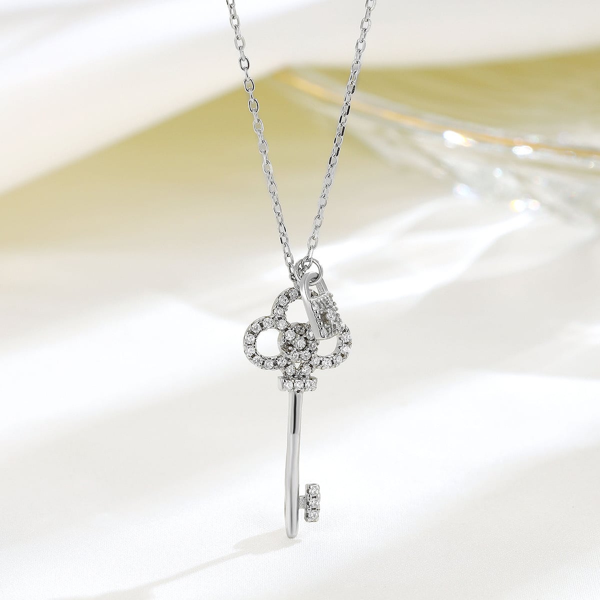 鍵型ペンダントネックレス ペンダント おしゃれ 鍵型 キラキラ シルバー ネックレス[107] | FANCY