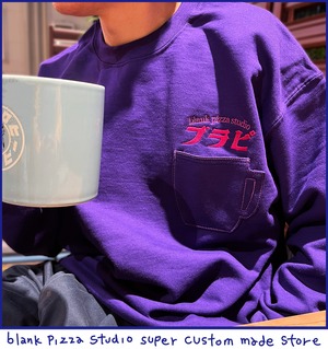 ブラピ EMBROIDERY POCKET CREW NECK SWEAT