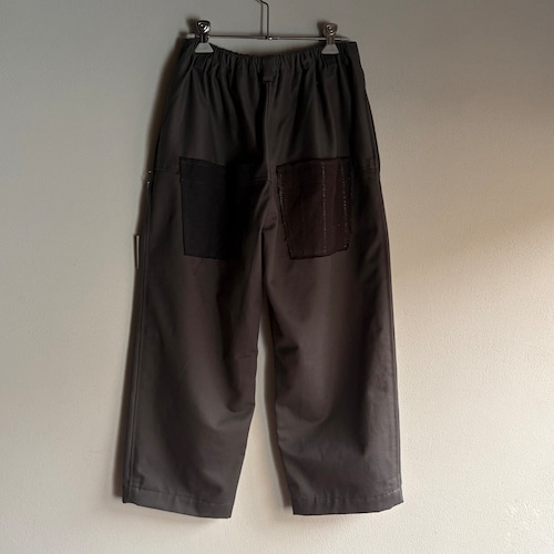 monSakata  〈ツイルピーチ〉オサンポパンツ　ダークグレー