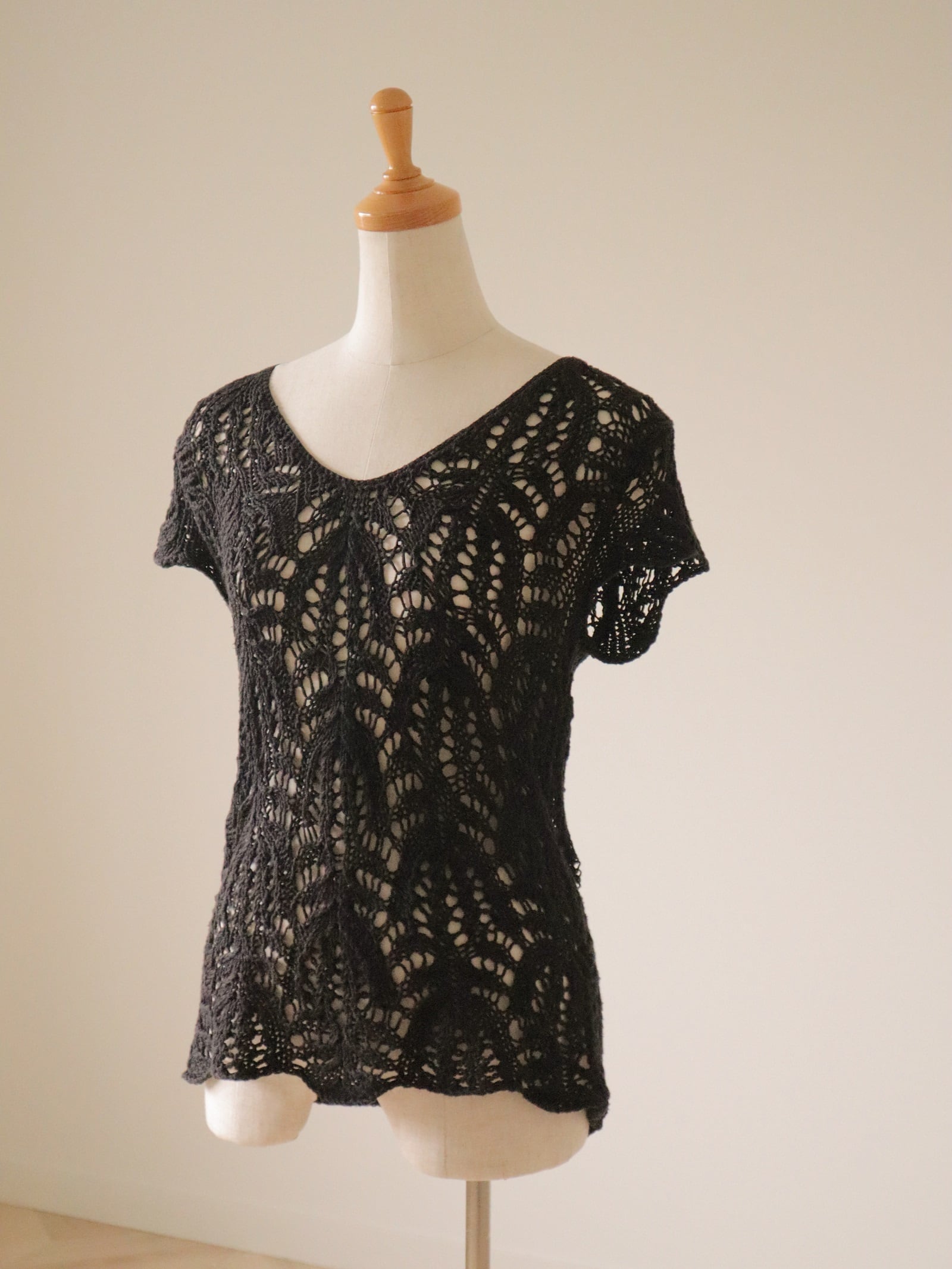 ●black crochet knit tops①