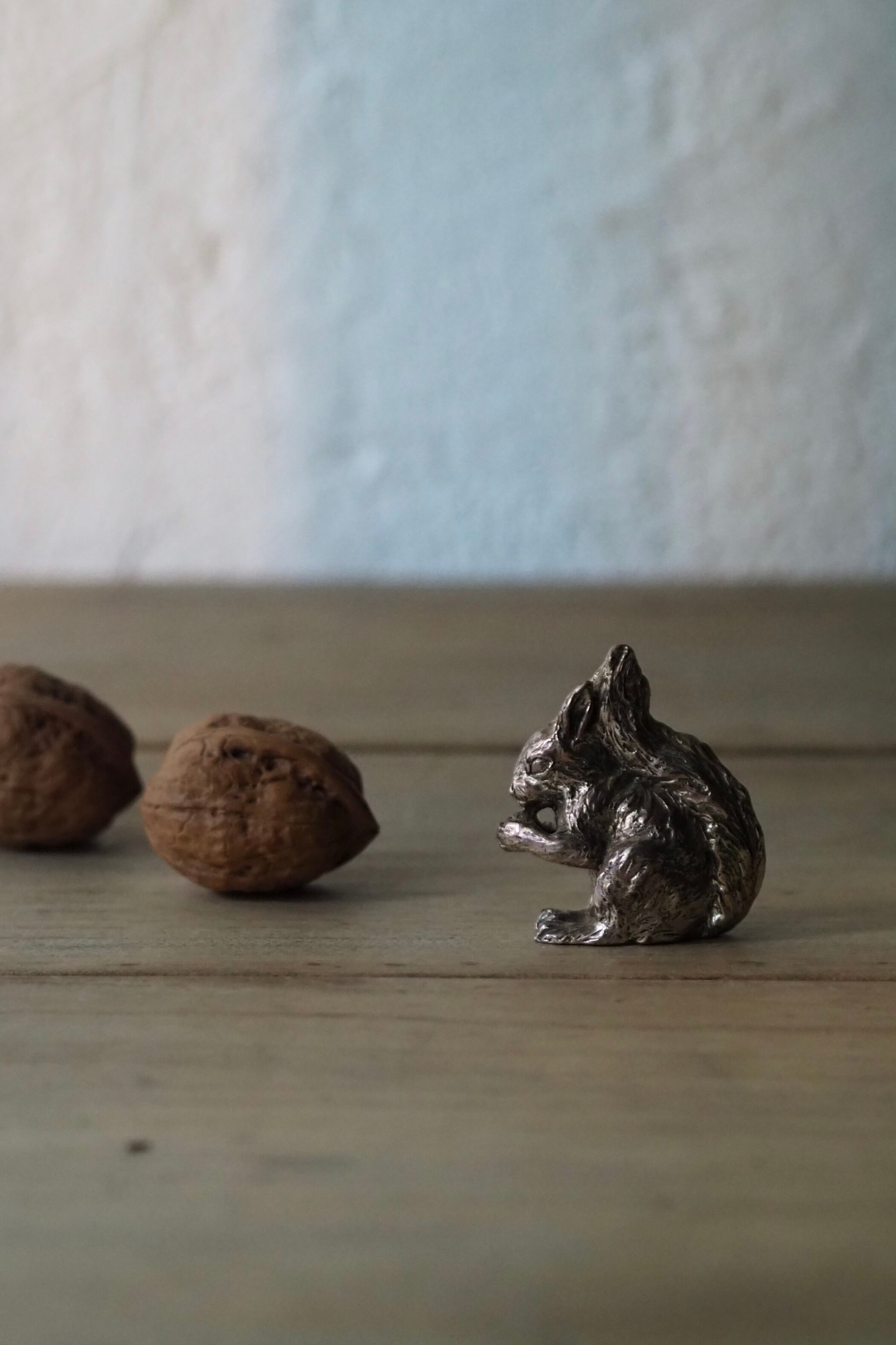 大事にナッツを抱えるリス-vintage cast iron squirrel objet