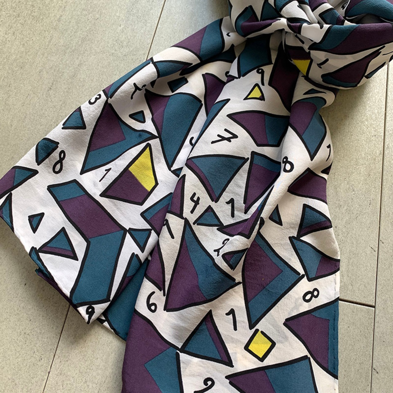 シルクスカーフ ヴィンテージ レトロ柄　数字 12acch36