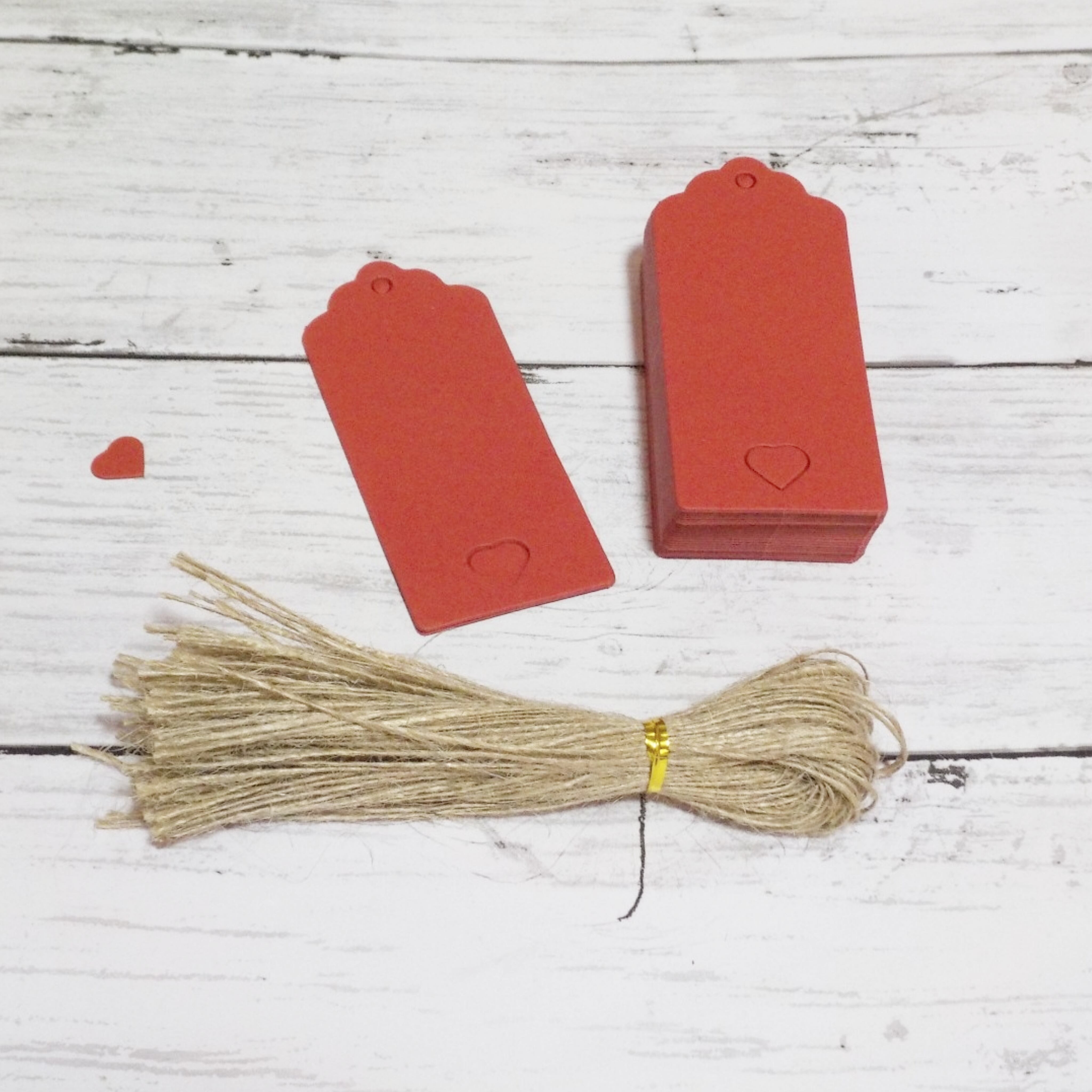 臙脂または蘇芳の赤系紙タグ 50枚 ハートのくり抜き 麻紐50本付き 海外