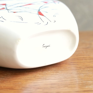 動物が描かれた、現代アートのようなフラワーベース