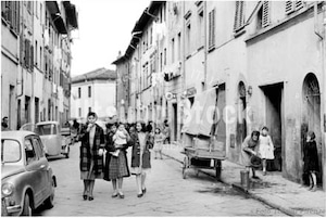 1959年撮影　イタリア　トスカーナ　クラシックカー　女性【234195901】