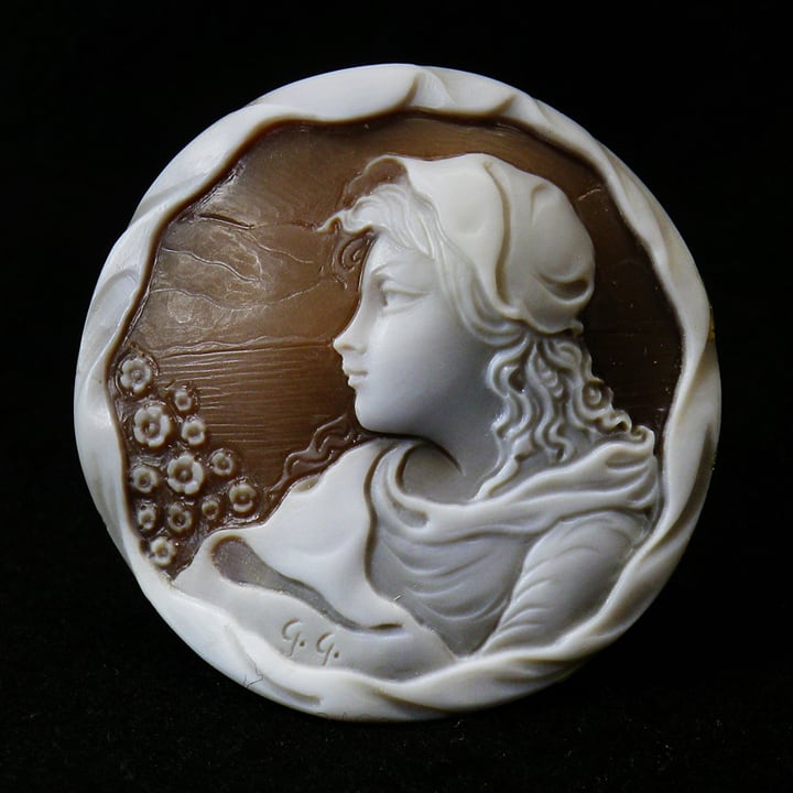 ジェンナーロ・ガロファロ作 円形のポートレートのカメオ