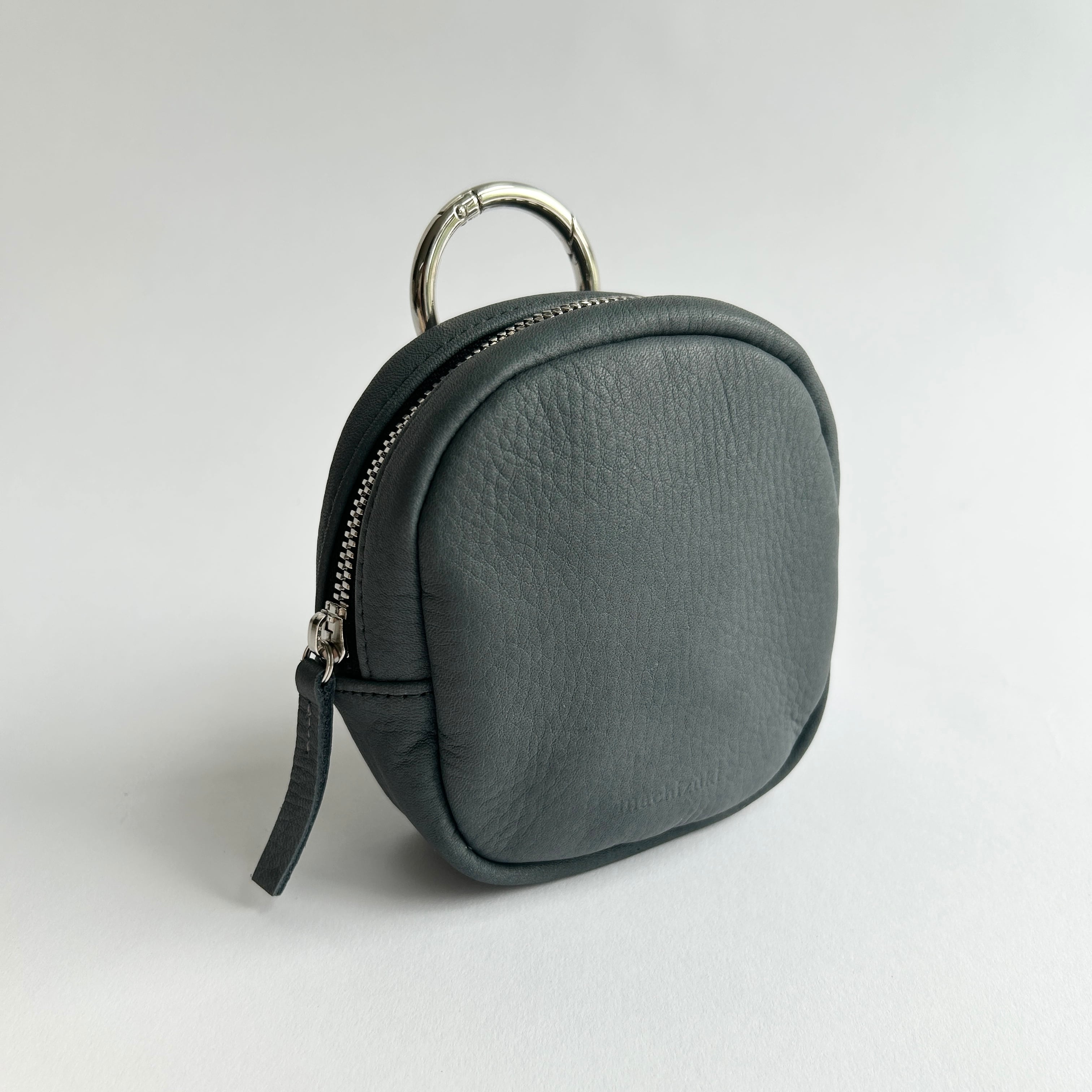 カラビナ付きミニポーチ / サステナブルレザー（国産本牛革） | Machizuki