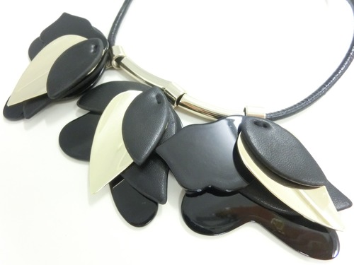 【  UNSEABLE 】Petal design necklace / Black