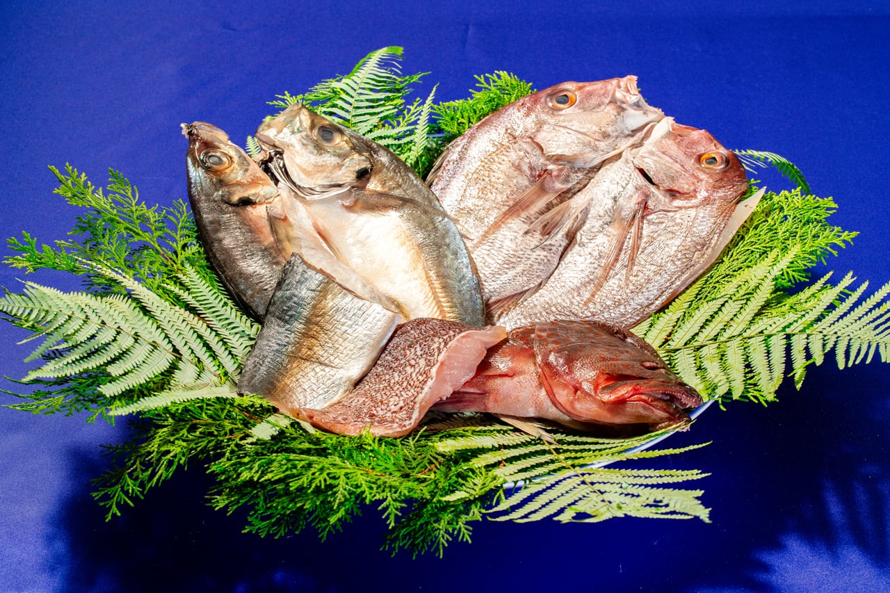 加太産の真鯛と季節の魚の天日干しセット 5,000円 | 和歌山 加太丸