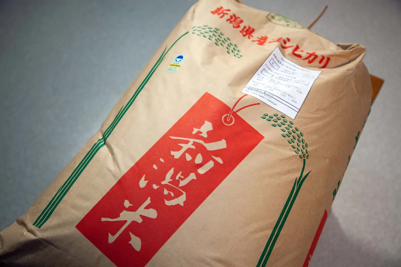 令和5年産新米　服部米蔵　新潟妙高産特別栽培米コシヒカリ　玄米　30kg（送料込み）　新潟妙高産コシヒカリ販売・米農家より産地直送でお届けします