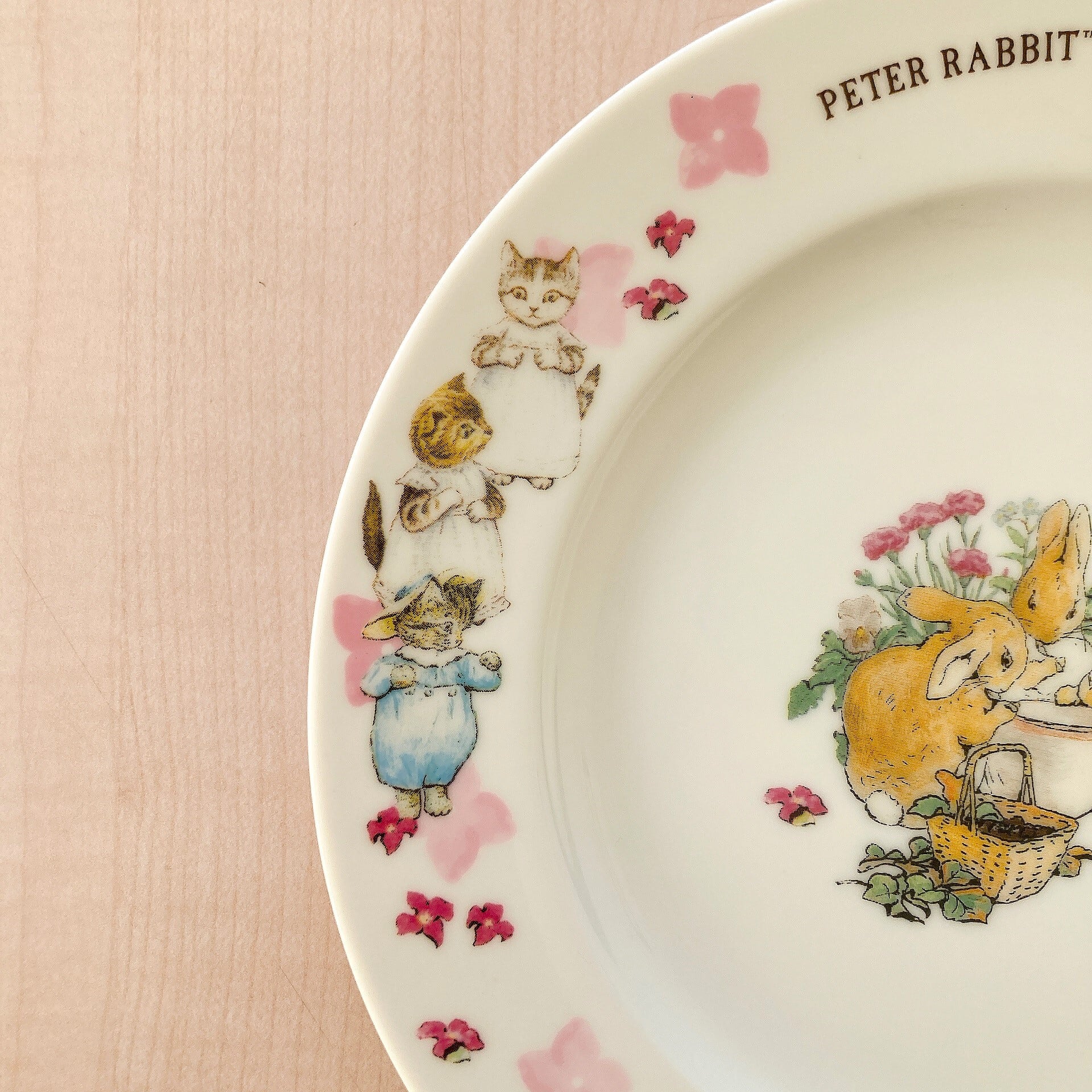 ピーターラビット™ガーデンカフェオリジナルプレート 19㎝】 | ラケル