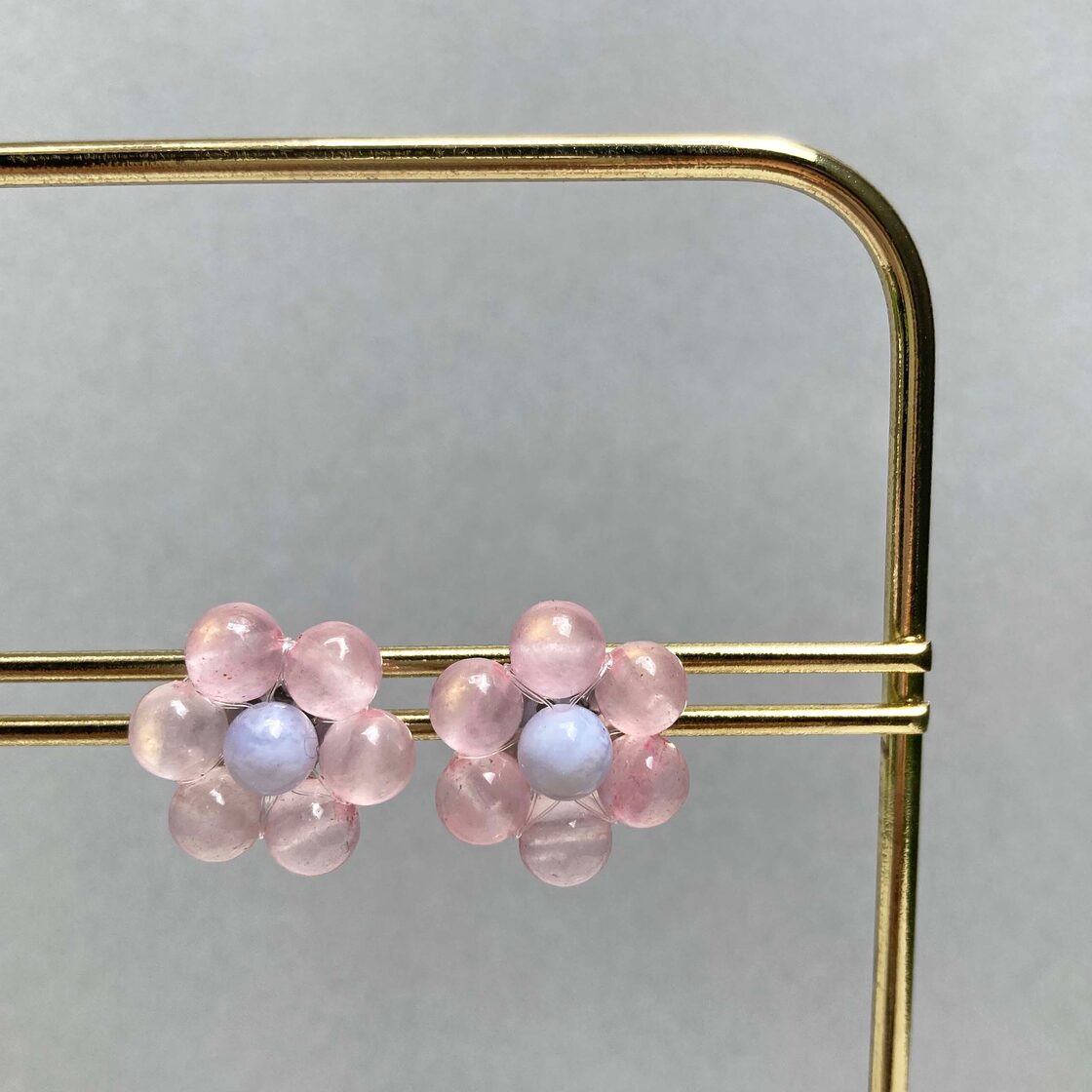 天然石のお花のピアス flower*1_01 / ローズクォーツとブルーレース 