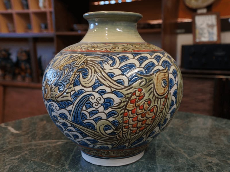 線彫り魚紋の壺 【金城陶器秀陶房】 | やちむんと琉球ガラスなど 線彫り魚紋の壺 【金城陶器秀陶房】 | やちむんと琉球ガラスなど