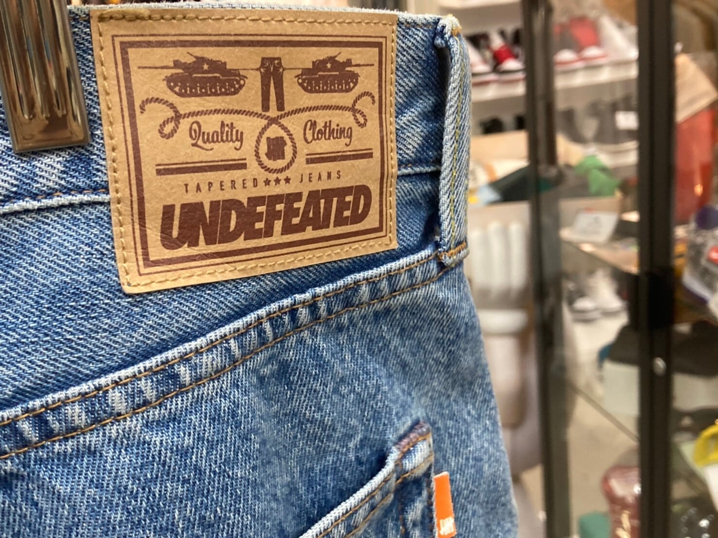 UNDEFEATED(アンディフィーテッド) TAPERED JEANS メンズ