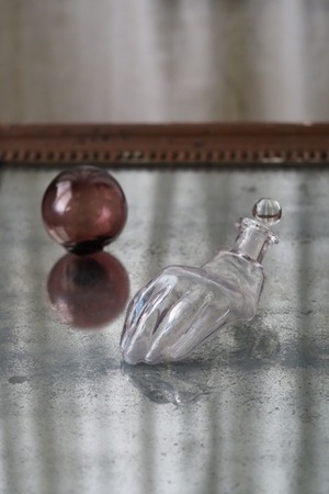 差し伸べる手の香水瓶-antique glass perfume bottle