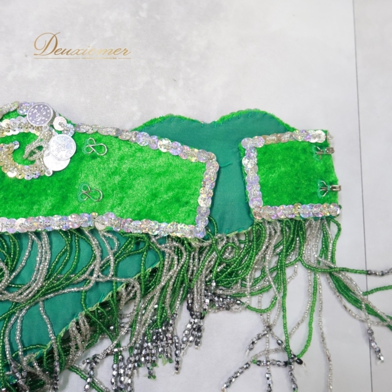 ベリーダンス オリエンタル 衣装 上下セット グリーン系 トップス スカート ベルト アーム アーム飾り ベール コイン ビーズ フリンジ 豪華 装飾 透け感 スリット 華やか ダンス衣装 イベント ステージ キラキラ