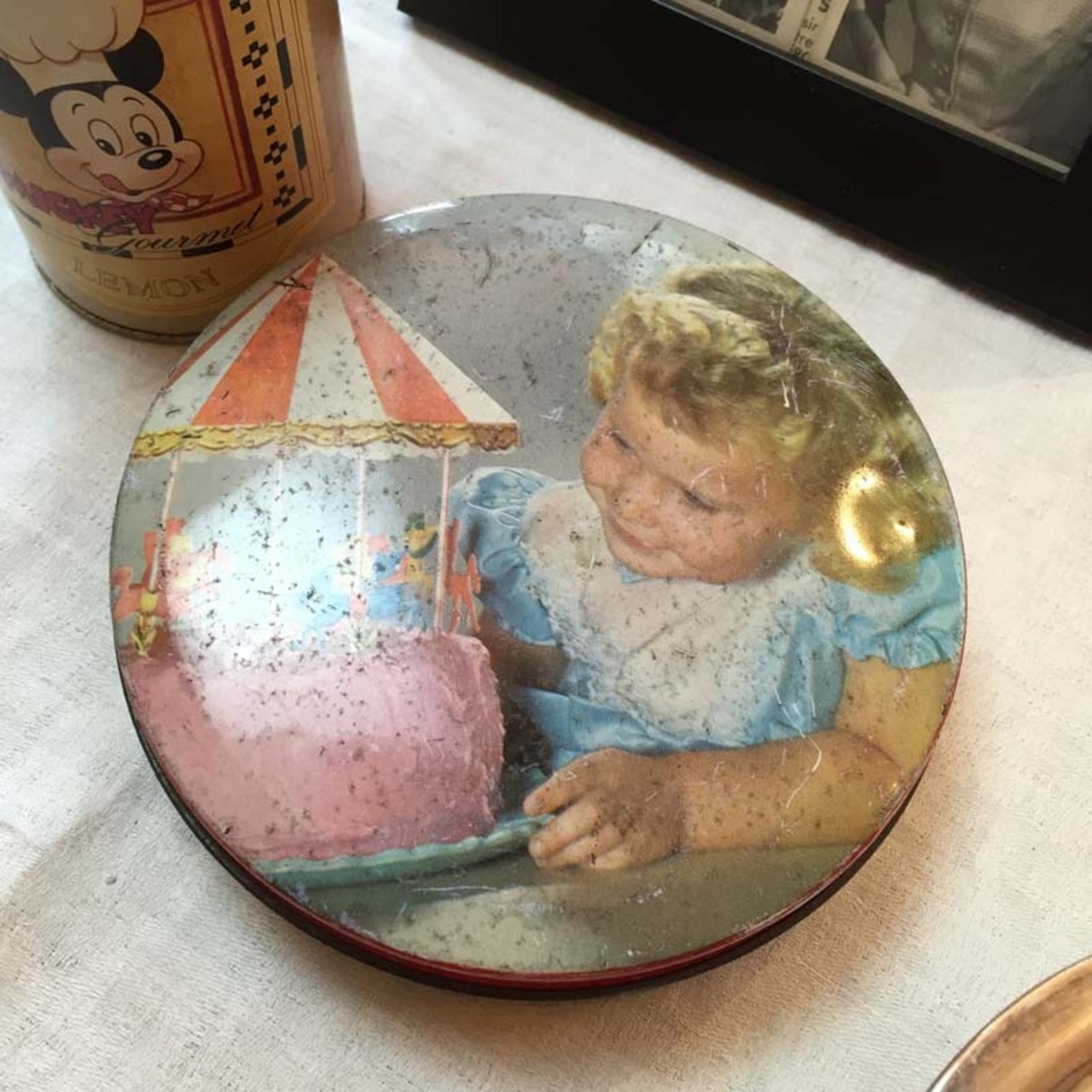 TIN缶 メリーゴーランドと女の子 丸型 12OTl17