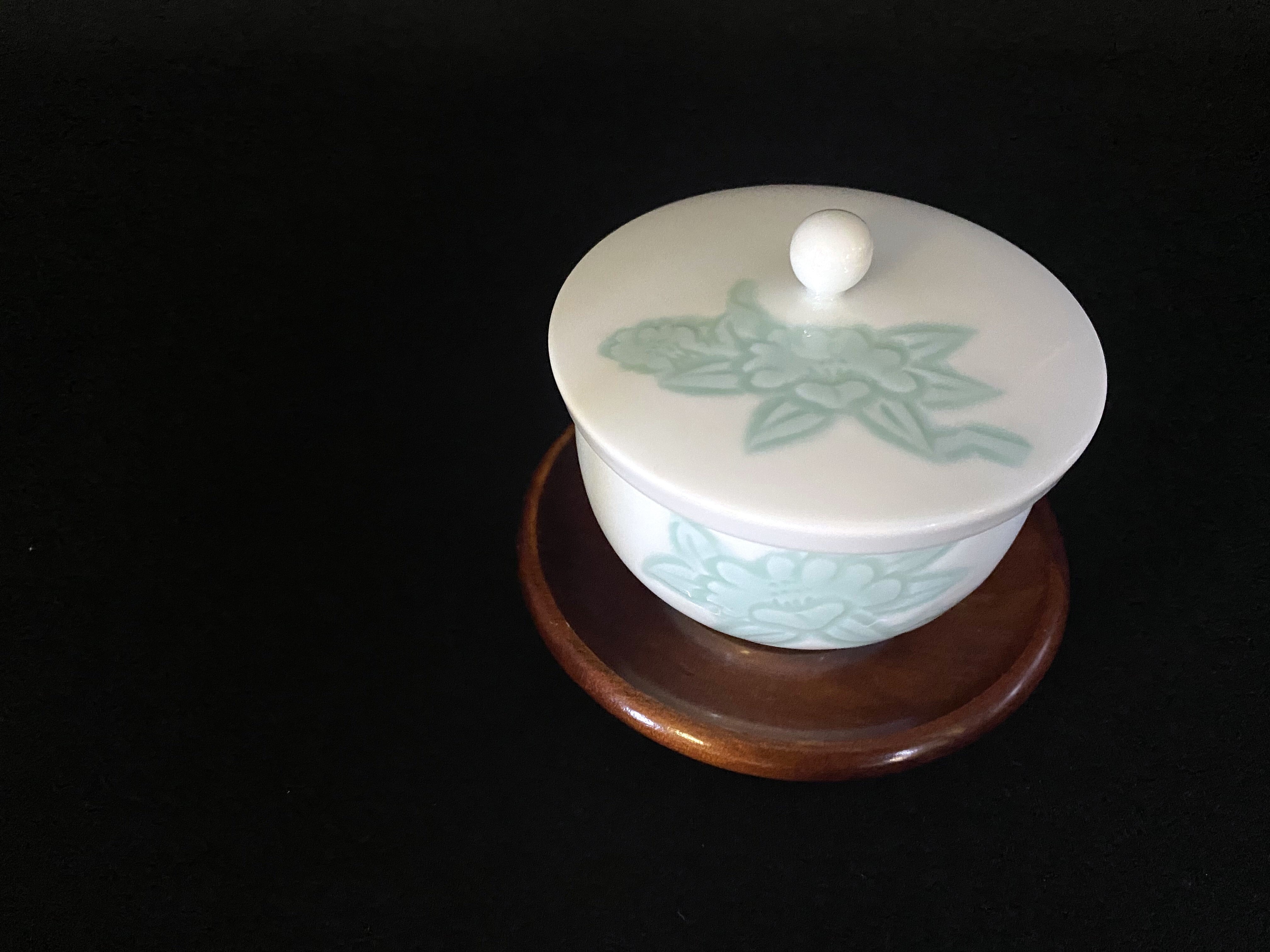 井上萬二作】白磁緑釉椿彫文蓋付汲出碗 | 井上萬二窯 INOUE MANJI KILN