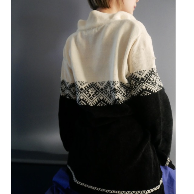 Monotone acrylic knit