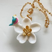 【SALE】nach ナッシュ 【鳥と梨の花】ペンダント ネックレス ミニチュア 24金メッキ 真鍮 陶器 アニマル ネックレス バード 鳥 花 ギフト プレゼント かわいい おしゃれ 女性 彼女 プレゼント 誕生日 ホワイトデー 磁器 金