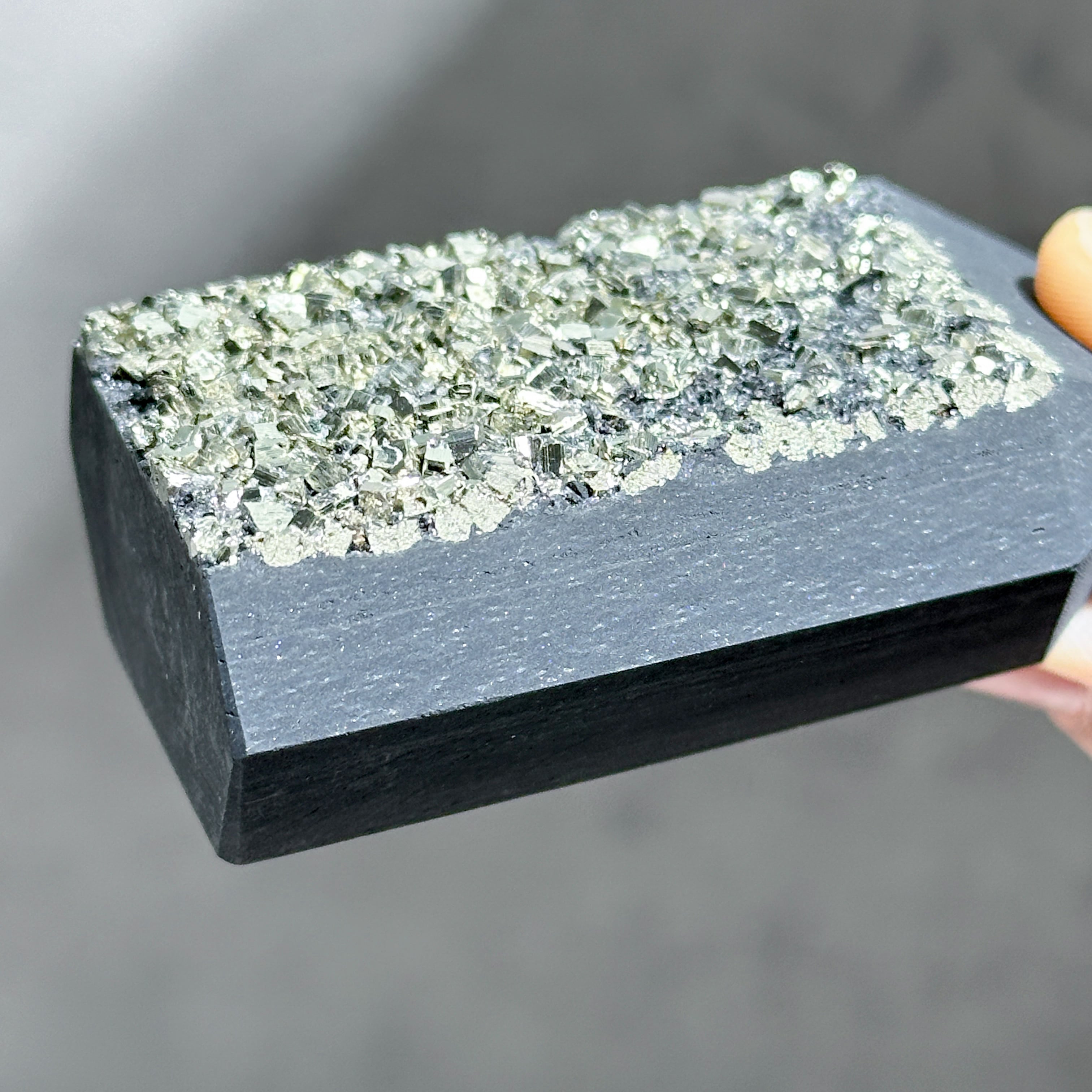 パイライト・オン・シュンガイト タワー02◇Shungite with