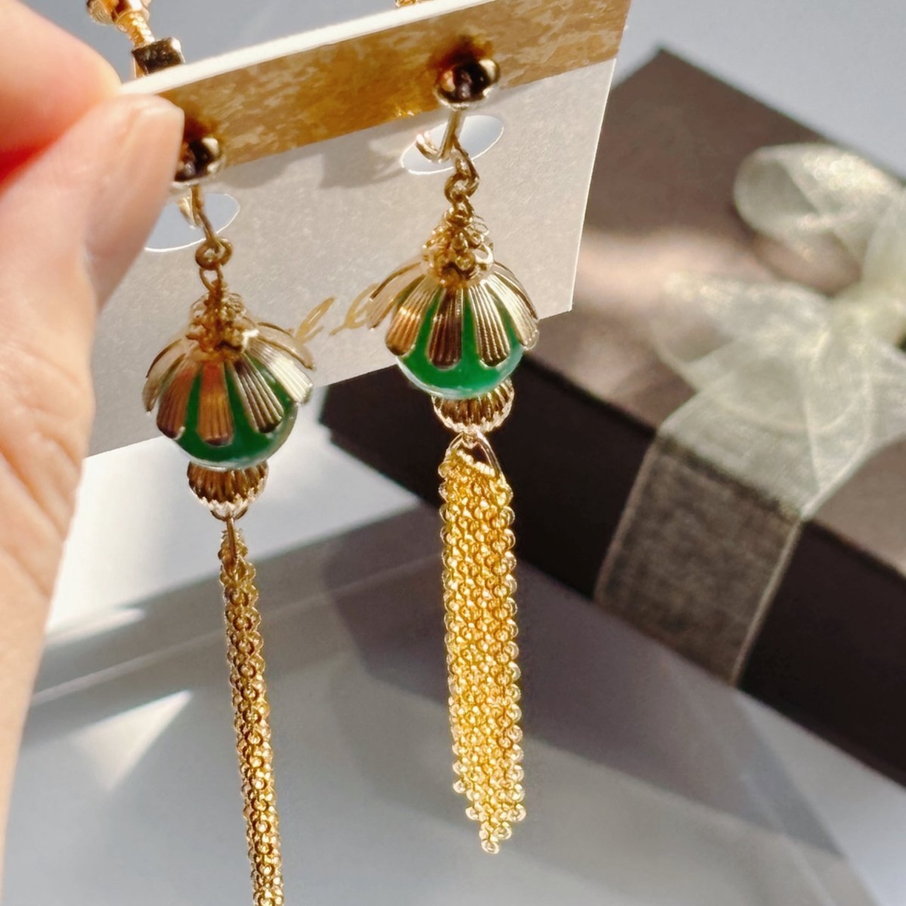 印象アップ揺れイヤリング グリーンメノウ ゴールド/シルバー