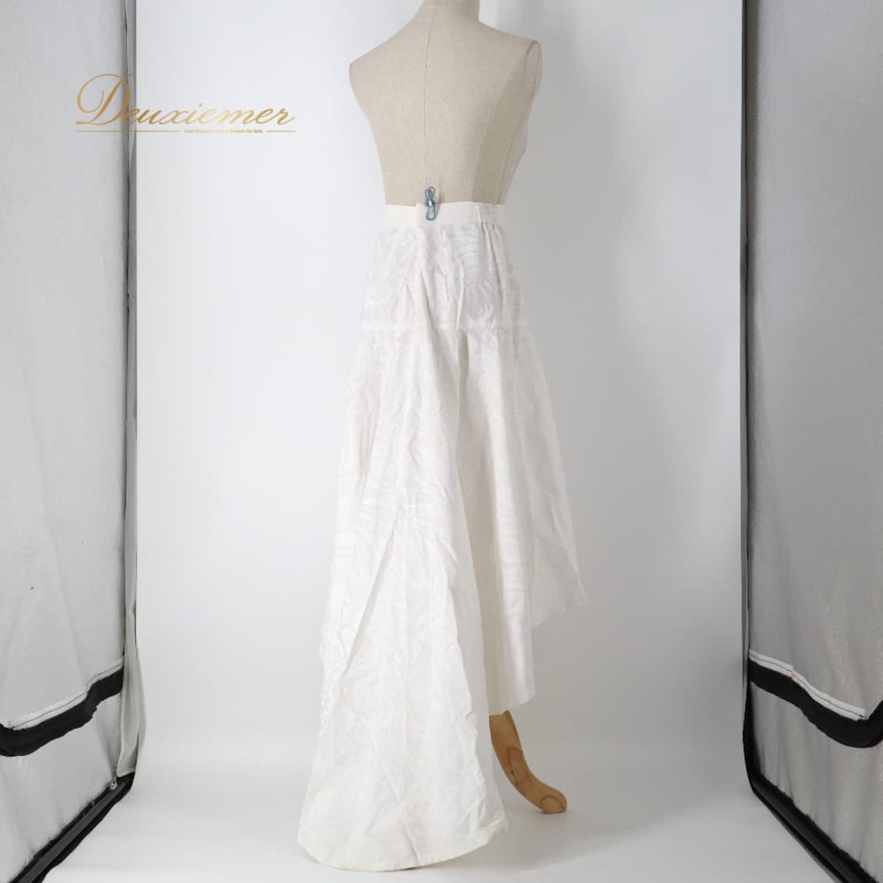 フラダンス 衣装 スカート ホワイト系 ALOHA STANDARDS アロハスタンダード プルメリア柄 モンステラ柄 ハワイアンプリント アロハ フラ ダンス レッスン 練習 ハワイアンダンス 真っ白 アシンメトリー 華やか おしゃれ かわいい 上品 ホワイト プリント フラワー柄 南国柄 トロピカル 柄 マキシ丈 ロング丈 裾広がり ふわっと感 背面ファスナー 一部ゴム ウエストゴム 伸縮なし レッスン用 練習用 発表会 舞台用 フェミニン 白 純白 モノクロ きれいめ カジュアル ハワイアン 9号