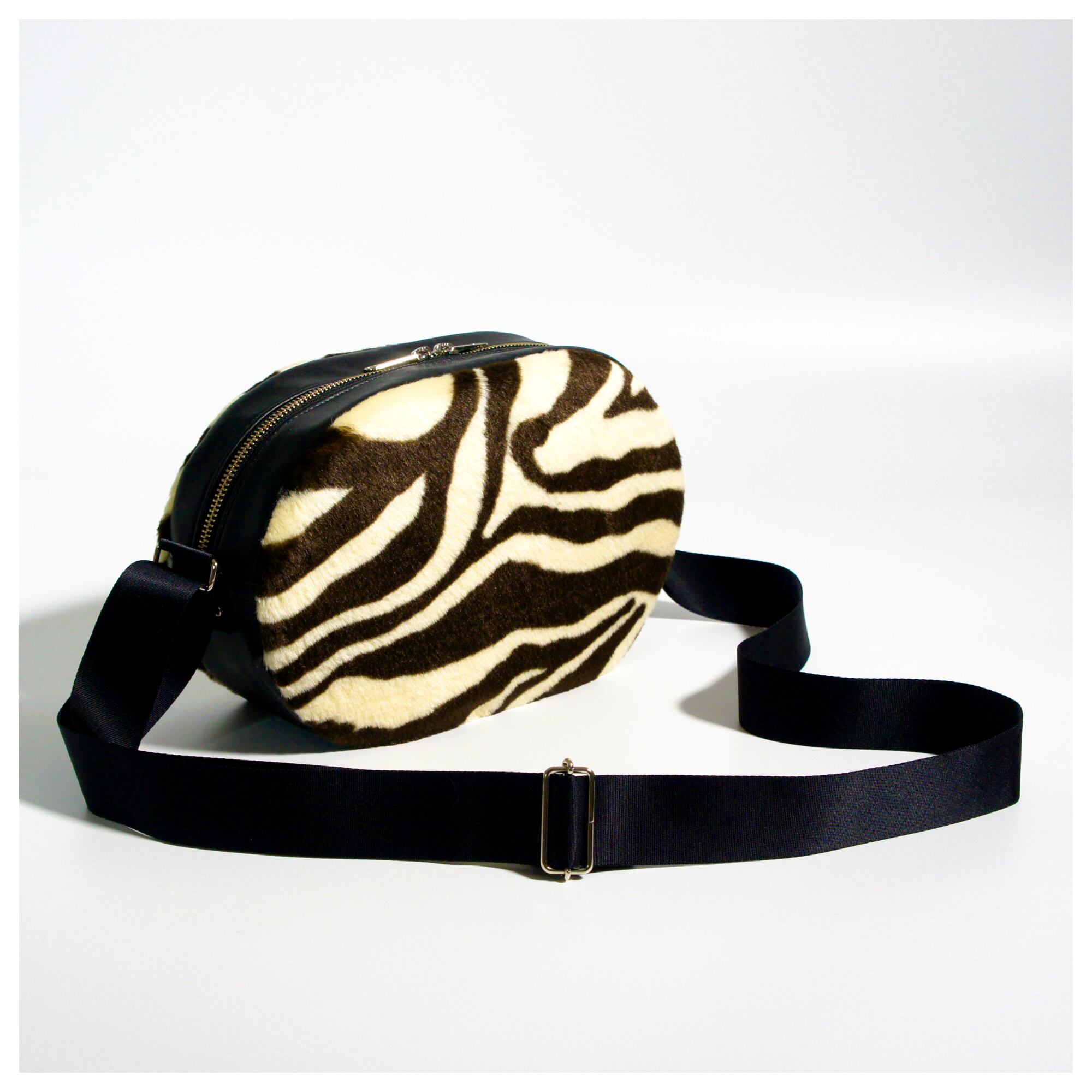 おしゃれしてお出かけしたくなるゼブラの大人なショルダーバッグ