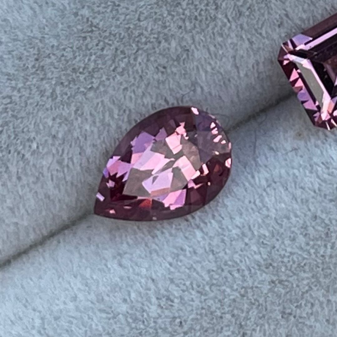 7. マラヤガーネット 7.7x5.1mm, 1.03ct マダガスカル産 | ROSWAY